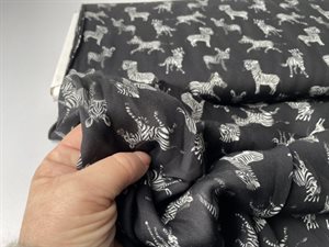 Fastvævet viscose - de skønneste zebraer på sort bund